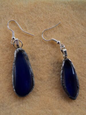 Paire de boucles d'oreilles larmes en verre bleu