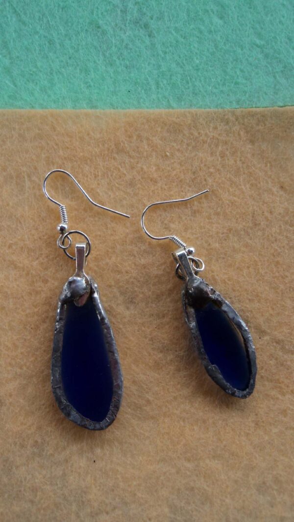 Boucles d'oreilles larmes verre bleu de dos