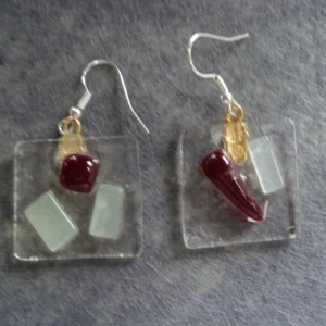 Paire de boucles d'oreilles carrées en verre transparent avec des éclats rouge et blanc fondus.