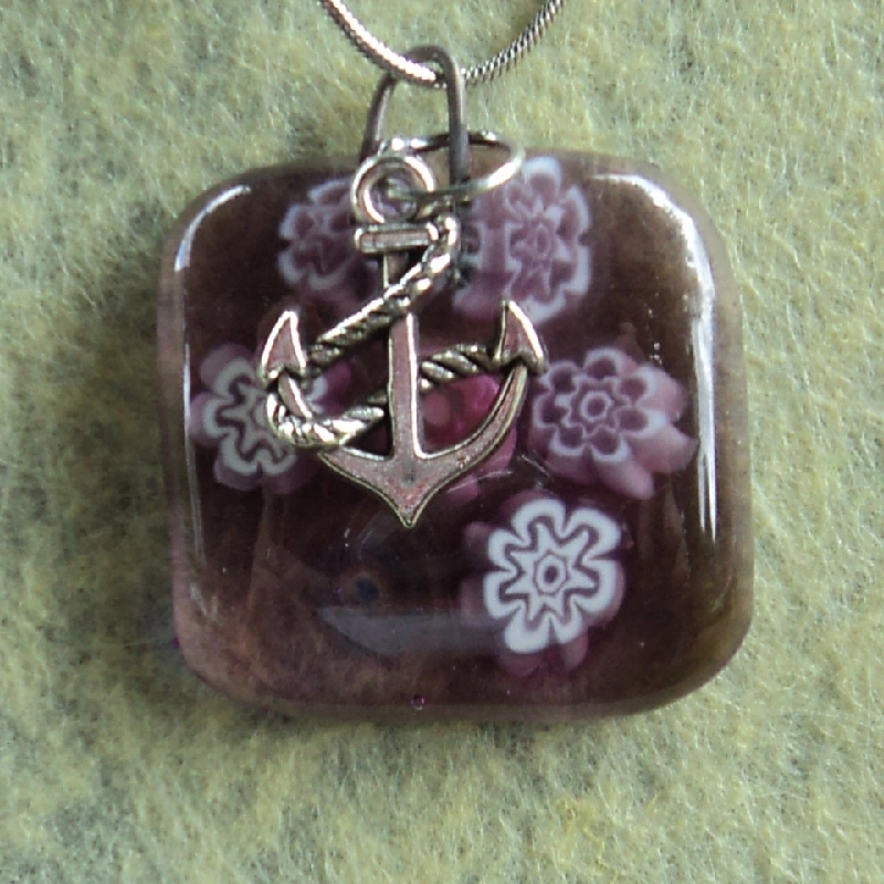 Pendentif en verre mauve semi-transparent avec 6 millefioris blanc et mauve et une breloque ancre de marine