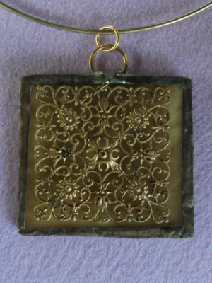 Pendentif carré en Verre Colorescent Beige avec un Carré ciselé de cuivre du XIXe siècle