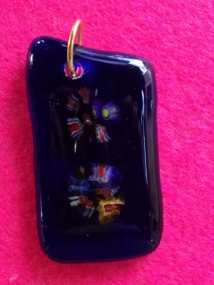 Pendentif haut bleu intense avec deux carrés multicolores fondus