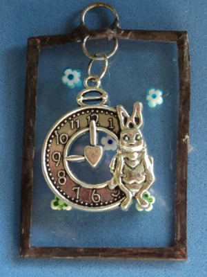 Pendentif avec Millefioris et lapin d'Alice avec l'horloge. Monté en Tiffany.