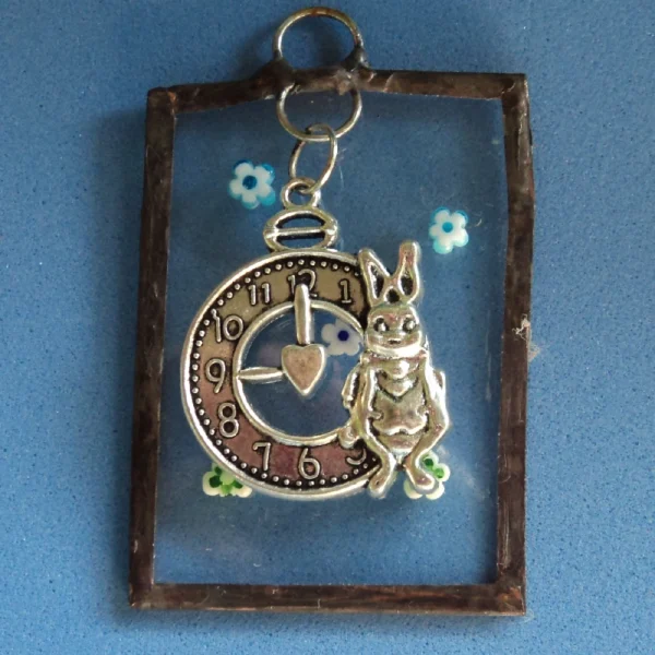 Pendentif avec Millefioris et lapin d'Alice avec l'horloge. Monté en Tiffany.