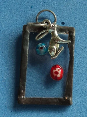 Pendentif rectangulaire avec millefioris et une breloque lapin