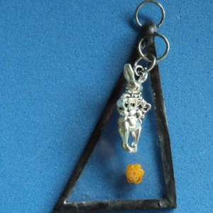 Pendentif triangulaire avec un millefiori et une breloque lapin d'Alice