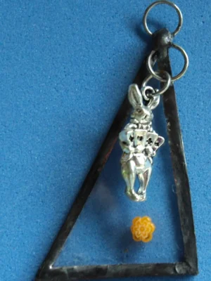 Pendentif triangulaire avec un millefiori et une breloque lapin d'Alice