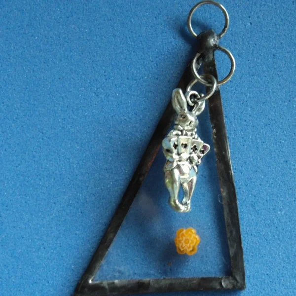 Pendentif triangulaire avec un millefiori et une breloque lapin d'Alice