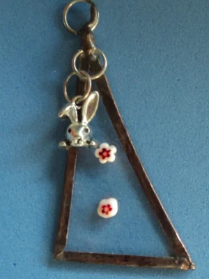 Pendentif triangulaire avec deux millefioris et une breloque portrait de lapin