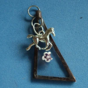 Pendentif triangulaire avec un millefiori et une breloque cheval