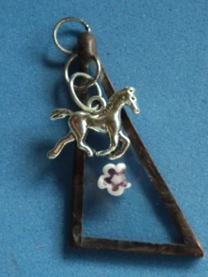 Pendentif triangulaire avec un millefiori et une breloque cheval