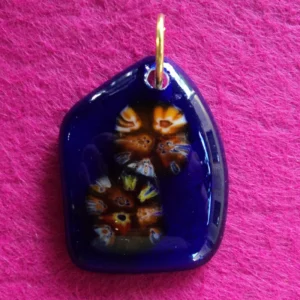 Pendentif en verre bleu intense avec deux carrés de verre orangés fondus.