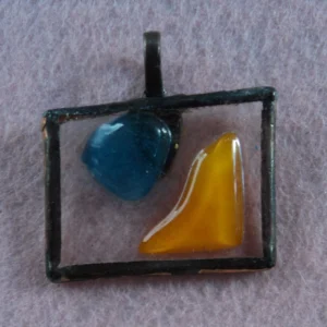 Pendentif rectangulaire en verre transparent avec un éclat orange et un bleu fondus, monté en Tiffany