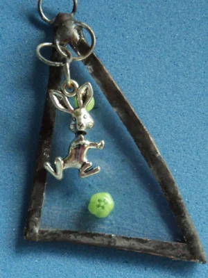 Pendentif triangulaire avec deux millefioris et une breloque lapin dansant