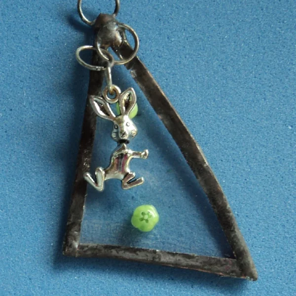 Pendentif triangulaire avec deux millefioris et une breloque lapin dansant