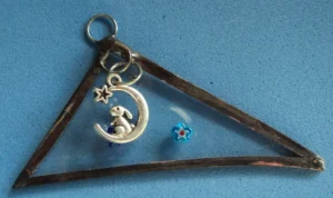 Pendentif triangulaire avec 2 millefioris et une breloque lapin sur la lune