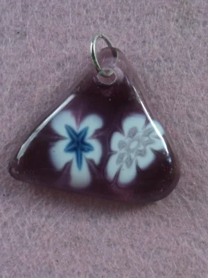 Pendentif triangulaire mauve avec 2 millefioris blancs