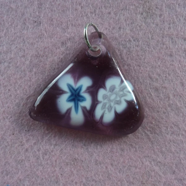 Pendentif triangulaire mauve avec 2 millefioris blancs