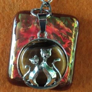 Pendentif carré en verre dichroïque doré / rose sur verre orange semi-transparent. Une breloque avec 2 chats amoureux sur œil de tigre