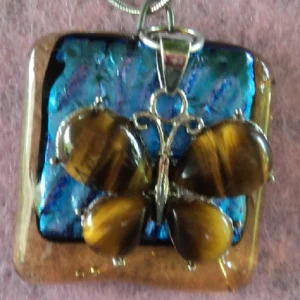 Pendentif en verre métallique bleu avec une breloque papillon en œil de tigre