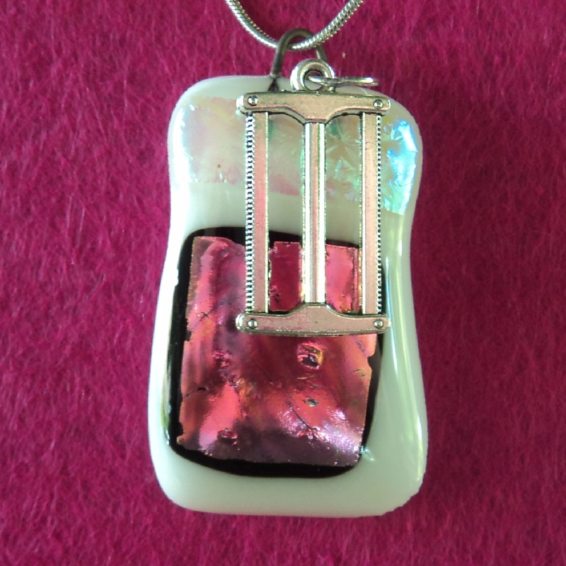 Pendentif en verre dichroïque avec une scie