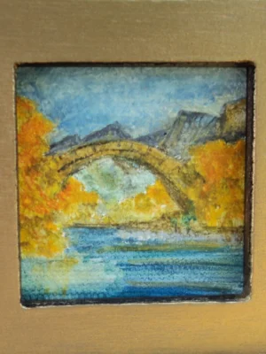 Vieux pont de pierre à une arche, montagne et automne