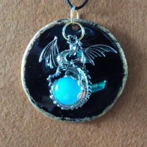 Pendentif circulaire avec un filet doré et un dragon avec une aigue-marine