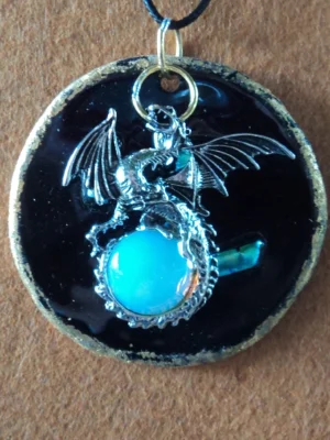 Pendentif circulaire avec un filet doré et un dragon avec une aigue-marine