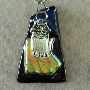 Pendentif en verre dichroique bleu nuit avec un chat