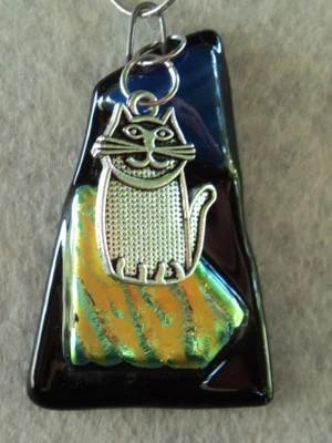 Pendentif en verre dichroique bleu nuit avec un chat