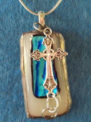 Pendentif dichroique croix