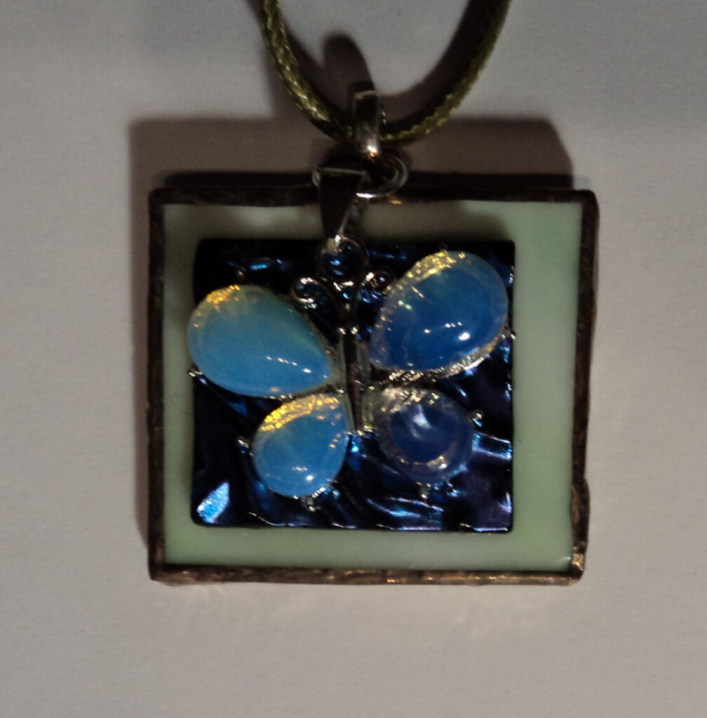 Pendentif papillon bleu clair