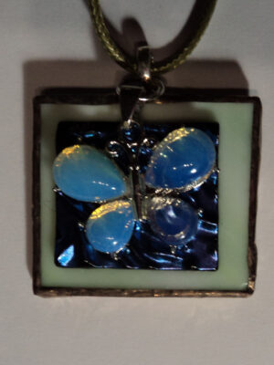 Pendentif papillon bleu clair