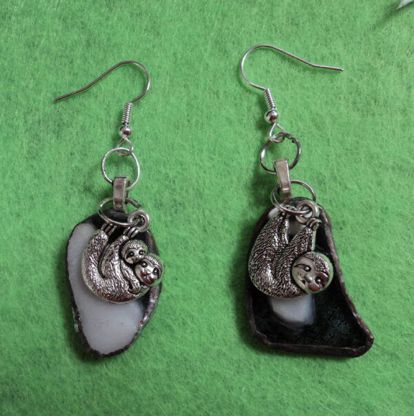 Paire de boucles d'oreille noir et blanc avec paresseux