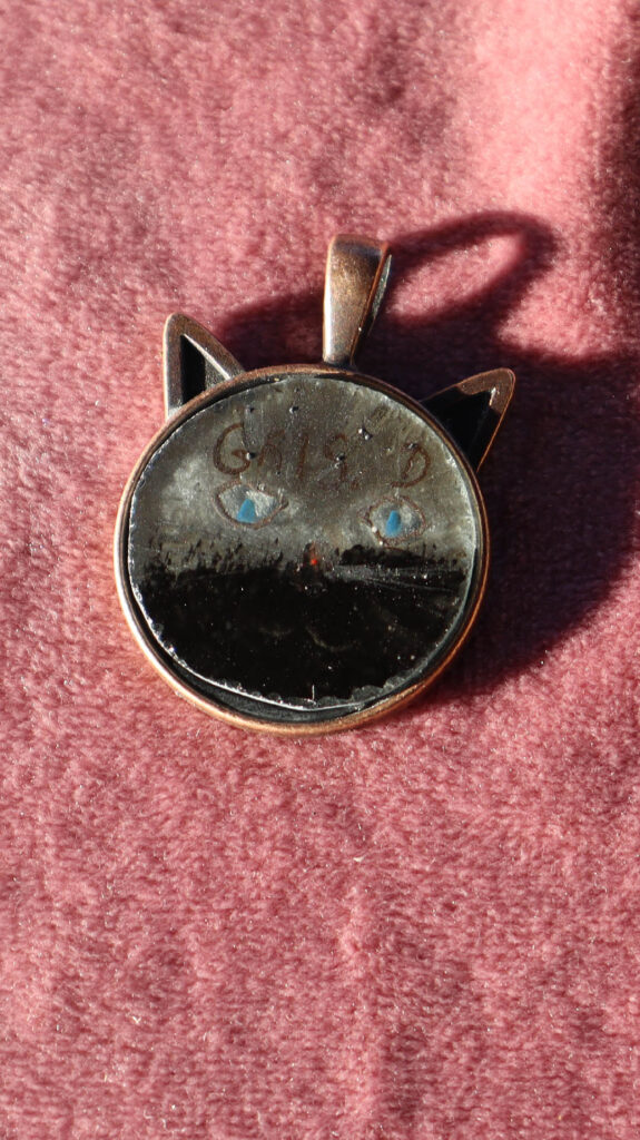 Pendentif Collection Chat Peint, Gris, grisaille sur verre antique