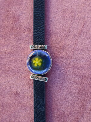 Bracelet en verre avec un millefiori jaune