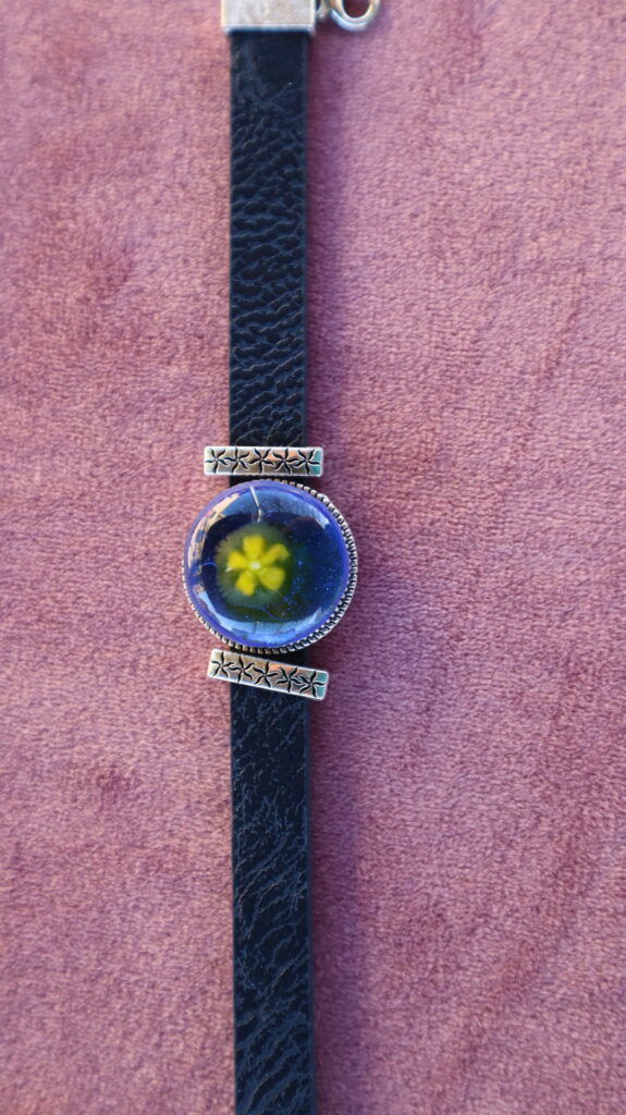 Bracelet en verre avec un millefiori jaune