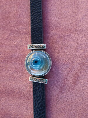 Bracelet galet de verre transparent avec millefiori bleu