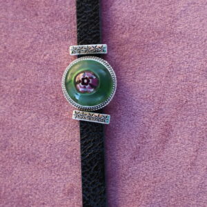 Bracelet avec un millefiori rouge sur galet vert