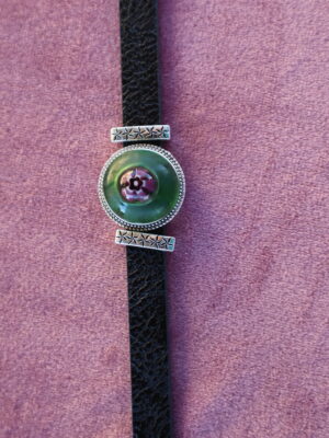 Bracelet avec un millefiori rouge sur galet vert