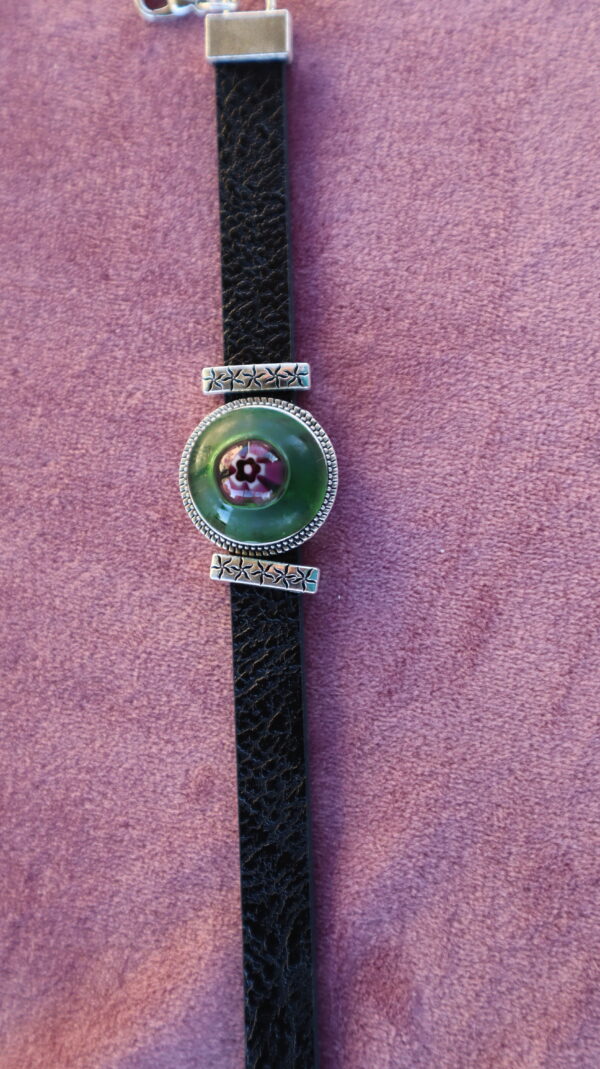 Bracelet avec un millefiori rouge sur galet vert