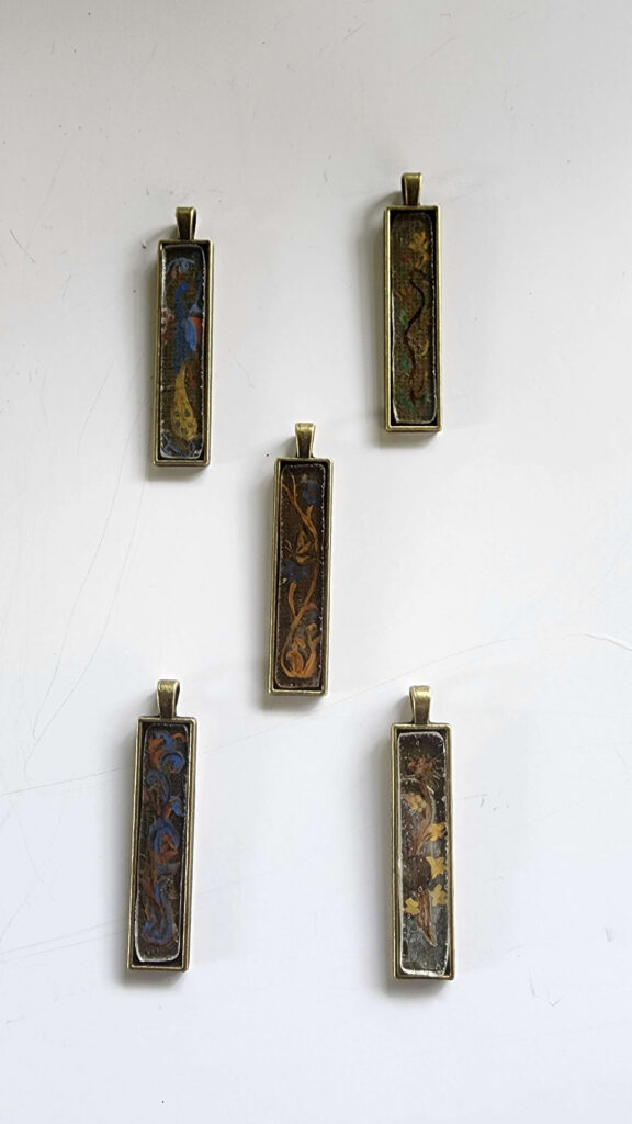 5 pendentifs Enluminures fond bronze