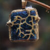 Pendentif en verre dichroïque fondu avec une branche dorée