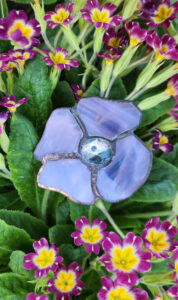 Broche 4 pétales rose sur primevères