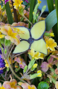 Broche jonquille sur primevères