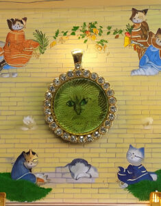 Pendentif Chat blanc fond vert pale