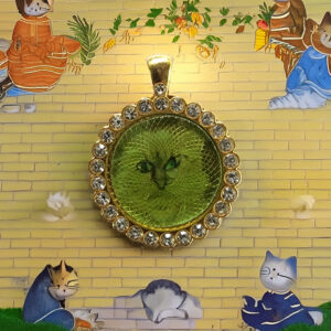 Pendentif Chat blanc fond vert pale