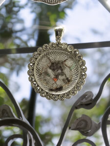 Pendentif en verre antique peint à la grisaille avec un portrait de chat borgne