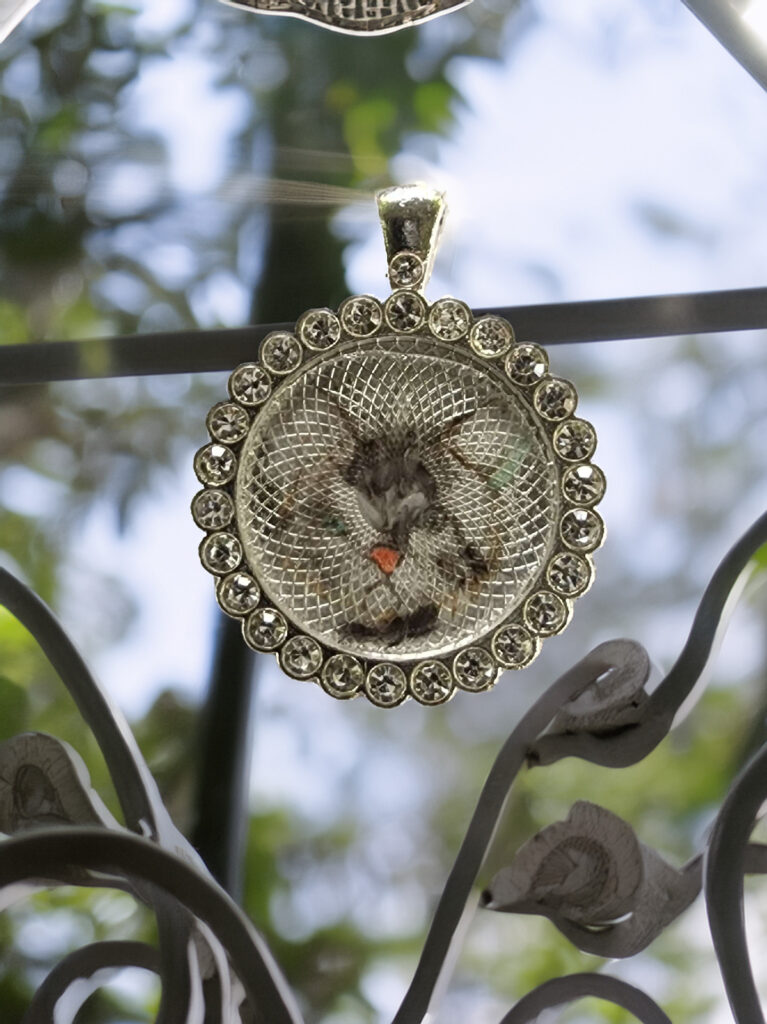 Pendentif en verre antique peint à la grisaille avec un portrait de chat borgne