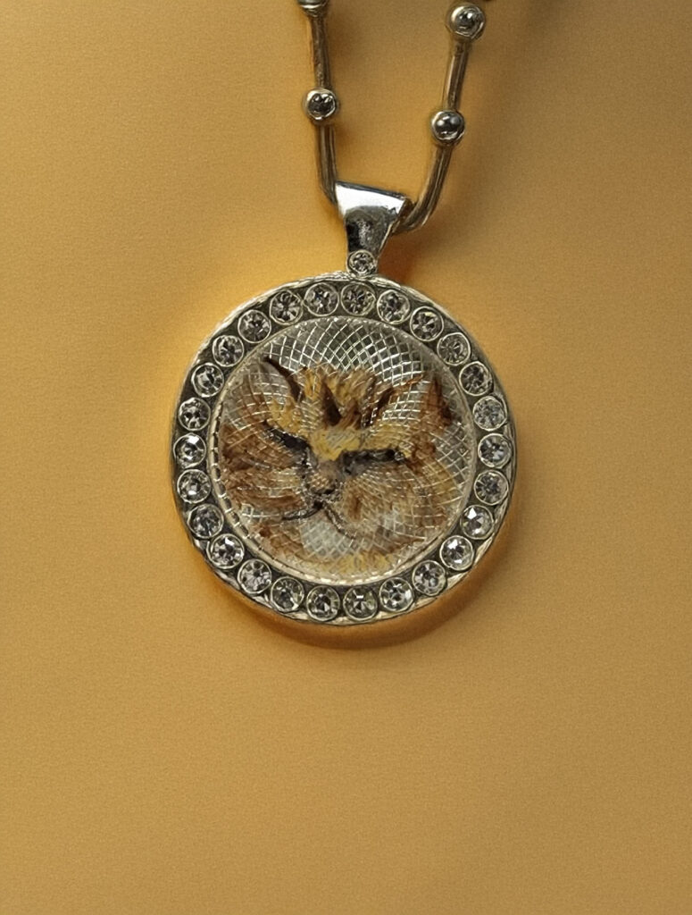 Pendentif Chat bouffant sur fond beige